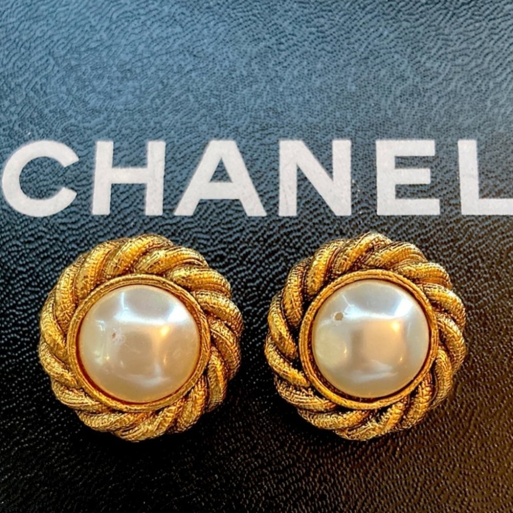 Chanel Vintage Clip Earrings - Picture 2 of 8